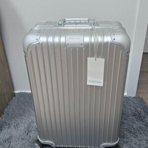 RIMOWA Original Check-In M – Brand New (60L, Silver Aluminum)  Selling a brand n